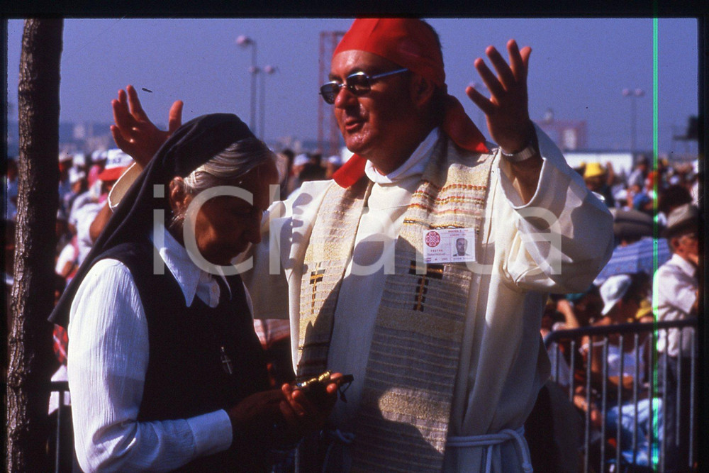 35mm vintage slide* 1986 LYON Nun and priest waiting for Giovanni Paolo II  Diapositiva d'epoca, in formato 35 mm.CONDIZIONI: GOODE' severamente vietata la riproduzione. Tutti i diritti sono riservati.Nella diapositiva ICharta mette in vendita, sul negozio eBay e in esclusiva sul sito "icharta" il proprio archivio composto da numerose diapositive e negativi fotografici d'epoca, tutti originali e autentici, che attraversano la storia del costume italiano tra gli la fine degli anni Sessanta e Novanta.Si tratta di uno sguardo inedito sull'attualit&agrave;, la politica, la vita quotidiana, il gossip e la cultura, che fotografa il cambiamento della nazione in quest'ultimo scorcio del XX secolo. Un'occasione unica per il mercato del collezionismo, che vede finalmente disponibile un archivio eccezionale per vastit&agrave;, tematiche e condizioni, in un settore (il negativo fotografico e la diapositiva) di assoluta novit&agrave; e dalle interessanti prospettive di investimento.  FAIR/discreto   originale e autentica 1