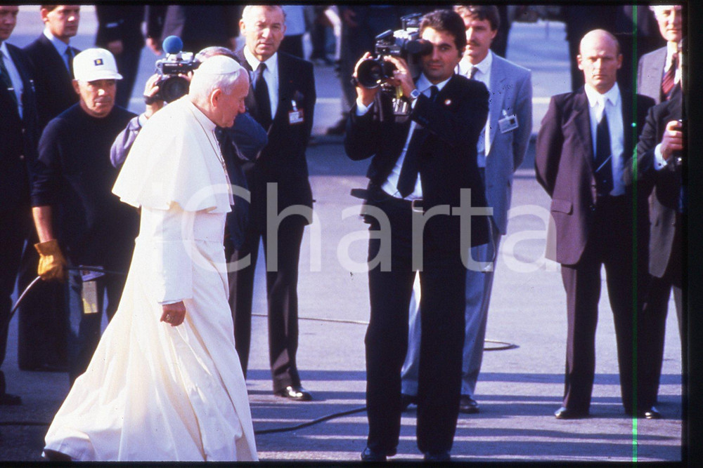 35mm vintage slide* 1986 LYON (FRANCE) Giovanni Paolo II  Diapositiva d'epoca, in formato 35 mm.CONDIZIONI: GOODE' severamente vietata la riproduzione. Tutti i diritti sono riservati.Nella diapositiva ICharta mette in vendita, sul negozio eBay e in esclusiva sul sito "icharta" il proprio archivio composto da numerose diapositive e negativi fotografici d'epoca, tutti originali e autentici, che attraversano la storia del costume italiano tra gli la fine degli anni Sessanta e Novanta.Si tratta di uno sguardo inedito sull'attualit&agrave;, la politica, la vita quotidiana, il gossip e la cultura, che fotografa il cambiamento della nazione in quest'ultimo scorcio del XX secolo. Un'occasione unica per il mercato del collezionismo, che vede finalmente disponibile un archivio eccezionale per vastit&agrave;, tematiche e condizioni, in un settore (il negativo fotografico e la diapositiva) di assoluta novit&agrave; e dalle interessanti prospettive di investimento.   FAIR/discreto   originale e autentica 1