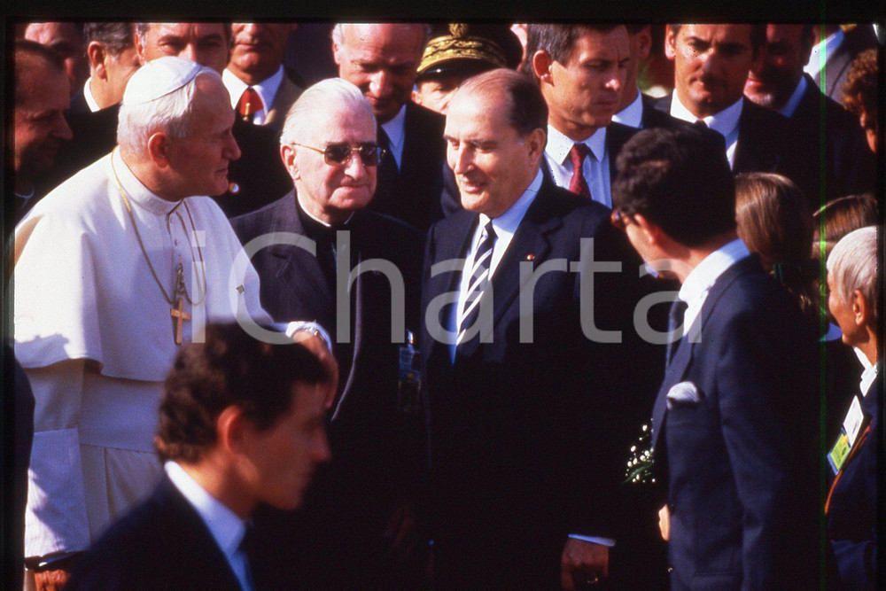 35mm vintage slide* 1986 LYON Giovanni Paolo II and François MITTERRAND (1)  Diapositiva d'epoca, in formato 35 mm.CONDIZIONI: GOODE' severamente vietata la riproduzione. Tutti i diritti sono riservati.Nella diapositiva ICharta mette in vendita, sul negozio eBay e in esclusiva sul sito "icharta" il proprio archivio composto da numerose diapositive e negativi fotografici d'epoca, tutti originali e autentici, che attraversano la storia del costume italiano tra gli la fine degli anni Sessanta e Novanta.Si tratta di uno sguardo inedito sull'attualit&agrave;, la politica, la vita quotidiana, il gossip e la cultura, che fotografa il cambiamento della nazione in quest'ultimo scorcio del XX secolo. Un'occasione unica per il mercato del collezionismo, che vede finalmente disponibile un archivio eccezionale per vastit&agrave;, tematiche e condizioni, in un settore (il negativo fotografico e la diapositiva) di assoluta novit&agrave; e dalle interessanti prospettive di investimento.  FAIR/discreto   originale e autentica 1