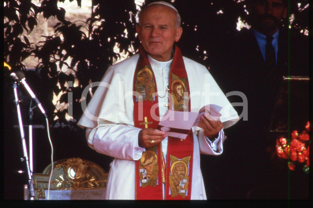35mm vintage slide* 1986 LYON - FRANCE Giovanni Paolo II (3)  Diapositiva d'epoca, in formato 35 mm.CONDIZIONI: GOODE' severamente vietata la riproduzione. Tutti i diritti sono riservati.Nella diapositiva ICharta mette in vendita, sul negozio eBay e in esclusiva sul sito "icharta" il proprio archivio composto da numerose diapositive e negativi fotografici d'epoca, tutti originali e autentici, che attraversano la storia del costume italiano tra gli la fine degli anni Sessanta e Novanta.Si tratta di uno sguardo inedito sull'attualit&agrave;, la politica, la vita quotidiana, il gossip e la cultura, che fotografa il cambiamento della nazione in quest'ultimo scorcio del XX secolo. Un'occasione unica per il mercato del collezionismo, che vede finalmente disponibile un archivio eccezionale per vastit&agrave;, tematiche e condizioni, in un settore (il negativo fotografico e la diapositiva) di assoluta novit&agrave; e dalle interessanti prospettive di investimento.  FAIR/discreto   originale e autentica 1