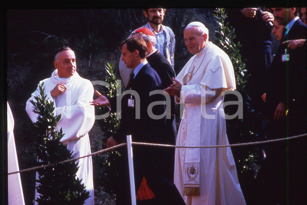 35mm vintage slide* 1986 LYON - FRANCE Papa Giovanni Paolo II (4)  Diapositiva d'epoca, in formato 35 mm.CONDIZIONI: GOODE' severamente vietata la riproduzione. Tutti i diritti sono riservati.Nella diapositiva ICharta mette in vendita, sul negozio eBay e in esclusiva sul sito "icharta" il proprio archivio composto da numerose diapositive e negativi fotografici d'epoca, tutti originali e autentici, che attraversano la storia del costume italiano tra gli la fine degli anni Sessanta e Novanta.Si tratta di uno sguardo inedito sull'attualit&agrave;, la politica, la vita quotidiana, il gossip e la cultura, che fotografa il cambiamento della nazione in quest'ultimo scorcio del XX secolo. Un'occasione unica per il mercato del collezionismo, che vede finalmente disponibile un archivio eccezionale per vastit&agrave;, tematiche e condizioni, in un settore (il negativo fotografico e la diapositiva) di assoluta novit&agrave; e dalle interessanti prospettive di investimento.   FAIR/discreto   originale e autentica 1