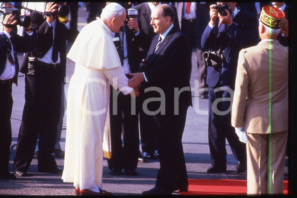 35mm vintage slide* 1986 LYON Giovanni Paolo II and François MITTERRAND (2)  Diapositiva d'epoca, in formato 35 mm.CONDIZIONI: GOODE' severamente vietata la riproduzione. Tutti i diritti sono riservati.Nella diapositiva ICharta mette in vendita, sul negozio eBay e in esclusiva sul sito "icharta" il proprio archivio composto da numerose diapositive e negativi fotografici d'epoca, tutti originali e autentici, che attraversano la storia del costume italiano tra gli la fine degli anni Sessanta e Novanta.Si tratta di uno sguardo inedito sull'attualit&agrave;, la politica, la vita quotidiana, il gossip e la cultura, che fotografa il cambiamento della nazione in quest'ultimo scorcio del XX secolo. Un'occasione unica per il mercato del collezionismo, che vede finalmente disponibile un archivio eccezionale per vastit&agrave;, tematiche e condizioni, in un settore (il negativo fotografico e la diapositiva) di assoluta novit&agrave; e dalle interessanti prospettive di investimento.  FAIR/discreto   originale e autentica 1