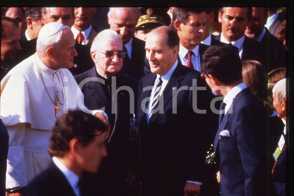 35mm vintage slide* 1986 LYON Giovanni Paolo II and François MITTERRAND (4)  Diapositiva d'epoca, in formato 35 mm.CONDIZIONI: GOODE' severamente vietata la riproduzione. Tutti i diritti sono riservati.Nella diapositiva ICharta mette in vendita, sul negozio eBay e in esclusiva sul sito "icharta" il proprio archivio composto da numerose diapositive e negativi fotografici d'epoca, tutti originali e autentici, che attraversano la storia del costume italiano tra gli la fine degli anni Sessanta e Novanta.Si tratta di uno sguardo inedito sull'attualit&agrave;, la politica, la vita quotidiana, il gossip e la cultura, che fotografa il cambiamento della nazione in quest'ultimo scorcio del XX secolo. Un'occasione unica per il mercato del collezionismo, che vede finalmente disponibile un archivio eccezionale per vastit&agrave;, tematiche e condizioni, in un settore (il negativo fotografico e la diapositiva) di assoluta novit&agrave; e dalle interessanti prospettive di investimento.  FAIR/discreto   originale e autentica 1