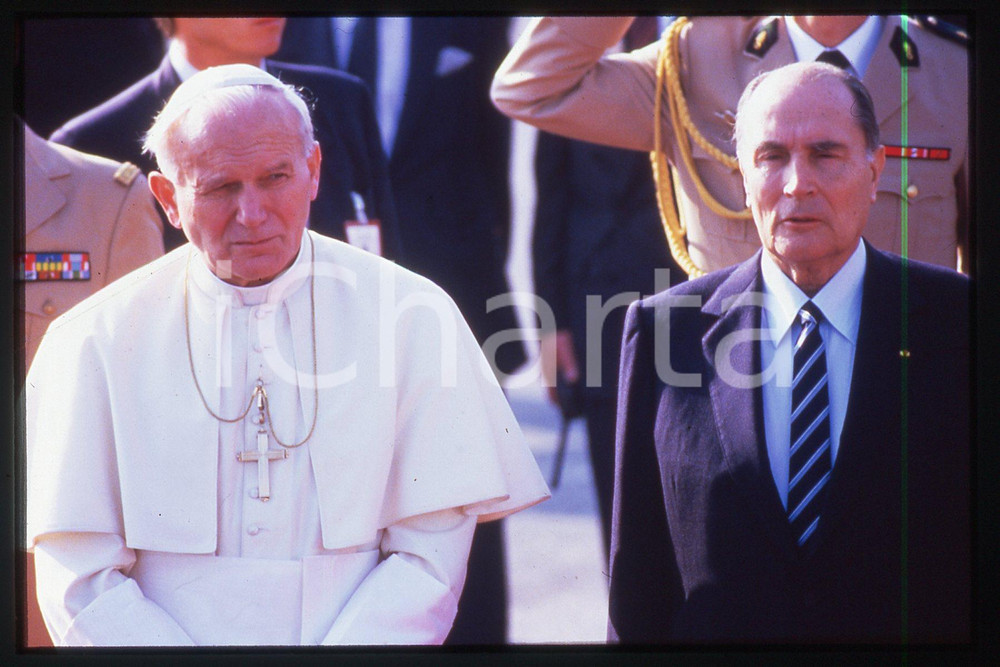 35mm vintage slide* 1986 LYON Giovanni Paolo II and François MITTERRAND (5)  Diapositiva d'epoca, in formato 35 mm.CONDIZIONI: GOODE' severamente vietata la riproduzione. Tutti i diritti sono riservati.Nella diapositiva ICharta mette in vendita, sul negozio eBay e in esclusiva sul sito "icharta" il proprio archivio composto da numerose diapositive e negativi fotografici d'epoca, tutti originali e autentici, che attraversano la storia del costume italiano tra gli la fine degli anni Sessanta e Novanta.Si tratta di uno sguardo inedito sull'attualit&agrave;, la politica, la vita quotidiana, il gossip e la cultura, che fotografa il cambiamento della nazione in quest'ultimo scorcio del XX secolo. Un'occasione unica per il mercato del collezionismo, che vede finalmente disponibile un archivio eccezionale per vastit&agrave;, tematiche e condizioni, in un settore (il negativo fotografico e la diapositiva) di assoluta novit&agrave; e dalle interessanti prospettive di investimento.  FAIR/discreto   originale e autentica 1