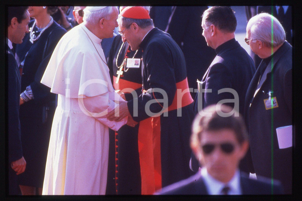 35mm vintage slide* 1986 LYON - FRANCE Giovanni Paolo II (6)  Diapositiva d'epoca, in formato 35 mm.CONDIZIONI: GOODE' severamente vietata la riproduzione. Tutti i diritti sono riservati.Nella diapositiva ICharta mette in vendita, sul negozio eBay e in esclusiva sul sito "icharta" il proprio archivio composto da numerose diapositive e negativi fotografici d'epoca, tutti originali e autentici, che attraversano la storia del costume italiano tra gli la fine degli anni Sessanta e Novanta.Si tratta di uno sguardo inedito sull'attualit&agrave;, la politica, la vita quotidiana, il gossip e la cultura, che fotografa il cambiamento della nazione in quest'ultimo scorcio del XX secolo. Un'occasione unica per il mercato del collezionismo, che vede finalmente disponibile un archivio eccezionale per vastit&agrave;, tematiche e condizioni, in un settore (il negativo fotografico e la diapositiva) di assoluta novit&agrave; e dalle interessanti prospettive di investimento.   FAIR/discreto   originale e autentica 1