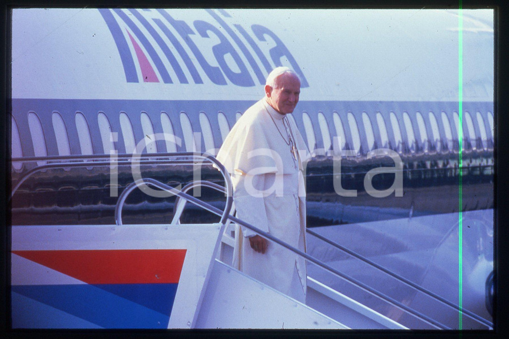 35mm vintage slide* 1986 LYON - FRANCE Giovanni Paolo II (7)  Diapositiva d'epoca, in formato 35 mm.CONDIZIONI: GOODE' severamente vietata la riproduzione. Tutti i diritti sono riservati.Nella diapositiva ICharta mette in vendita, sul negozio eBay e in esclusiva sul sito "icharta" il proprio archivio composto da numerose diapositive e negativi fotografici d'epoca, tutti originali e autentici, che attraversano la storia del costume italiano tra gli la fine degli anni Sessanta e Novanta.Si tratta di uno sguardo inedito sull'attualit&agrave;, la politica, la vita quotidiana, il gossip e la cultura, che fotografa il cambiamento della nazione in quest'ultimo scorcio del XX secolo. Un'occasione unica per il mercato del collezionismo, che vede finalmente disponibile un archivio eccezionale per vastit&agrave;, tematiche e condizioni, in un settore (il negativo fotografico e la diapositiva) di assoluta novit&agrave; e dalle interessanti prospettive di investimento.   FAIR/discreto   originale e autentica 1