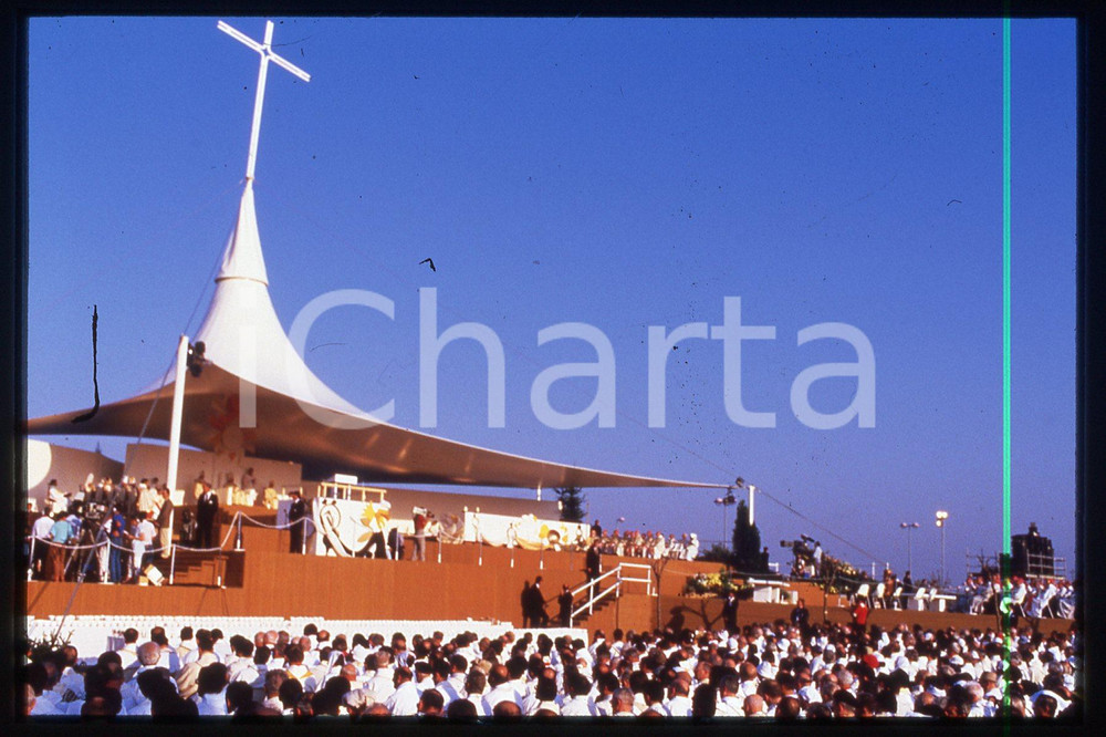 35mm vintage slide* 1986 LYON - FRANCE Giovanni Paolo II (8)  Diapositiva d'epoca, in formato 35 mm.CONDIZIONI: GOODE' severamente vietata la riproduzione. Tutti i diritti sono riservati.Nella diapositiva ICharta mette in vendita, sul negozio eBay e in esclusiva sul sito "icharta" il proprio archivio composto da numerose diapositive e negativi fotografici d'epoca, tutti originali e autentici, che attraversano la storia del costume italiano tra gli la fine degli anni Sessanta e Novanta.Si tratta di uno sguardo inedito sull'attualit&agrave;, la politica, la vita quotidiana, il gossip e la cultura, che fotografa il cambiamento della nazione in quest'ultimo scorcio del XX secolo. Un'occasione unica per il mercato del collezionismo, che vede finalmente disponibile un archivio eccezionale per vastit&agrave;, tematiche e condizioni, in un settore (il negativo fotografico e la diapositiva) di assoluta novit&agrave; e dalle interessanti prospettive di investimento.   FAIR/discreto   originale e autentica 1