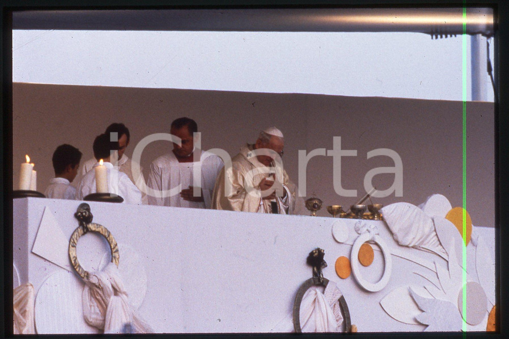 35mm vintage slide* 1986 LYON - FRANCE Giovanni Paolo II (9)  Diapositiva d'epoca, in formato 35 mm.CONDIZIONI: GOODE' severamente vietata la riproduzione. Tutti i diritti sono riservati.Nella diapositiva ICharta mette in vendita, sul negozio eBay e in esclusiva sul sito "icharta" il proprio archivio composto da numerose diapositive e negativi fotografici d'epoca, tutti originali e autentici, che attraversano la storia del costume italiano tra gli la fine degli anni Sessanta e Novanta.Si tratta di uno sguardo inedito sull'attualit&agrave;, la politica, la vita quotidiana, il gossip e la cultura, che fotografa il cambiamento della nazione in quest'ultimo scorcio del XX secolo. Un'occasione unica per il mercato del collezionismo, che vede finalmente disponibile un archivio eccezionale per vastit&agrave;, tematiche e condizioni, in un settore (il negativo fotografico e la diapositiva) di assoluta novit&agrave; e dalle interessanti prospettive di investimento.  FAIR/discreto   originale e autentica 1