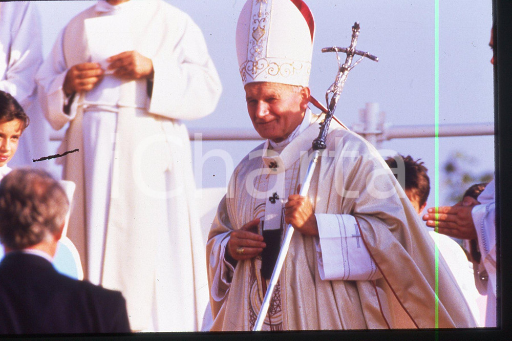 35mm vintage slide* 1986 LYON - FRANCE Giovanni Paolo II (10)  Diapositiva d'epoca, in formato 35 mm.CONDIZIONI: GOODE' severamente vietata la riproduzione. Tutti i diritti sono riservati.Nella diapositiva ICharta mette in vendita, sul negozio eBay e in esclusiva sul sito "icharta" il proprio archivio composto da numerose diapositive e negativi fotografici d'epoca, tutti originali e autentici, che attraversano la storia del costume italiano tra gli la fine degli anni Sessanta e Novanta.Si tratta di uno sguardo inedito sull'attualit&agrave;, la politica, la vita quotidiana, il gossip e la cultura, che fotografa il cambiamento della nazione in quest'ultimo scorcio del XX secolo. Un'occasione unica per il mercato del collezionismo, che vede finalmente disponibile un archivio eccezionale per vastit&agrave;, tematiche e condizioni, in un settore (il negativo fotografico e la diapositiva) di assoluta novit&agrave; e dalle interessanti prospettive di investimento.   FAIR/discreto   originale e autentica 1