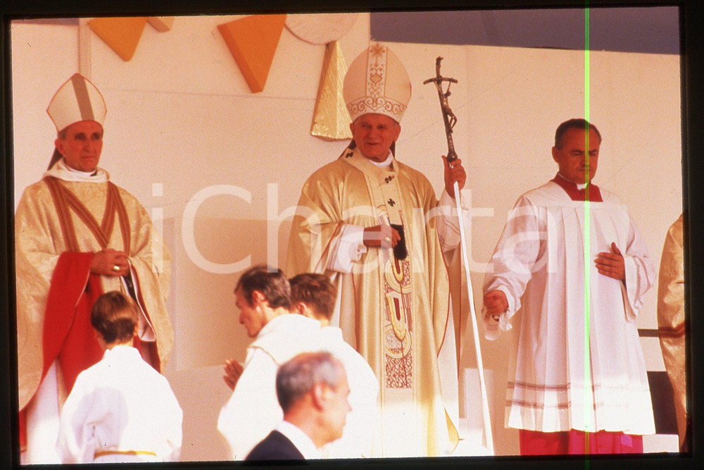35mm vintage slide* 1986 LYON FRANCE Giovanni Paolo II (11)  Diapositiva d'epoca, in formato 35 mm.CONDIZIONI: GOODE' severamente vietata la riproduzione. Tutti i diritti sono riservati.Nella diapositiva ICharta mette in vendita, sul negozio eBay e in esclusiva sul sito "icharta" il proprio archivio composto da numerose diapositive e negativi fotografici d'epoca, tutti originali e autentici, che attraversano la storia del costume italiano tra gli la fine degli anni Sessanta e Novanta.Si tratta di uno sguardo inedito sull'attualit&agrave;, la politica, la vita quotidiana, il gossip e la cultura, che fotografa il cambiamento della nazione in quest'ultimo scorcio del XX secolo. Un'occasione unica per il mercato del collezionismo, che vede finalmente disponibile un archivio eccezionale per vastit&agrave;, tematiche e condizioni, in un settore (il negativo fotografico e la diapositiva) di assoluta novit&agrave; e dalle interessanti prospettive di investimento.  FAIR/discreto   originale e autentica 1