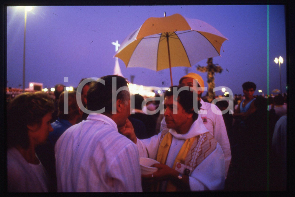 35mm vintage slide* 1986 LYON Priest - Pastoral visit of Giovanni Paolo II  Diapositiva d'epoca, in formato 35 mm.CONDIZIONI: GOODE' severamente vietata la riproduzione. Tutti i diritti sono riservati.Nella diapositiva ICharta mette in vendita, sul negozio eBay e in esclusiva sul sito "icharta" il proprio archivio composto da numerose diapositive e negativi fotografici d'epoca, tutti originali e autentici, che attraversano la storia del costume italiano tra gli la fine degli anni Sessanta e Novanta.Si tratta di uno sguardo inedito sull'attualit&agrave;, la politica, la vita quotidiana, il gossip e la cultura, che fotografa il cambiamento della nazione in quest'ultimo scorcio del XX secolo. Un'occasione unica per il mercato del collezionismo, che vede finalmente disponibile un archivio eccezionale per vastit&agrave;, tematiche e condizioni, in un settore (il negativo fotografico e la diapositiva) di assoluta novit&agrave; e dalle interessanti prospettive di investimento.  FAIR/discreto   originale e autentica 1
