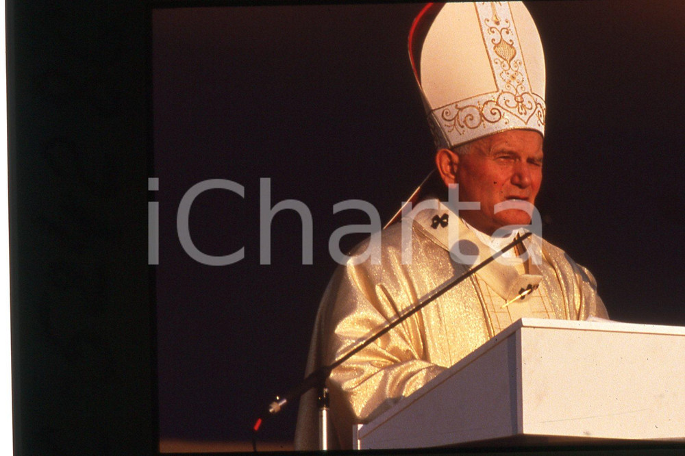 35mm vintage slide* 1986 LYON - FRANCE Giovanni Paolo II (12)  Diapositiva d'epoca, in formato 35 mm.CONDIZIONI: GOODE' severamente vietata la riproduzione. Tutti i diritti sono riservati.Nella diapositiva ICharta mette in vendita, sul negozio eBay e in esclusiva sul sito "icharta" il proprio archivio composto da numerose diapositive e negativi fotografici d'epoca, tutti originali e autentici, che attraversano la storia del costume italiano tra gli la fine degli anni Sessanta e Novanta.Si tratta di uno sguardo inedito sull'attualit&agrave;, la politica, la vita quotidiana, il gossip e la cultura, che fotografa il cambiamento della nazione in quest'ultimo scorcio del XX secolo. Un'occasione unica per il mercato del collezionismo, che vede finalmente disponibile un archivio eccezionale per vastit&agrave;, tematiche e condizioni, in un settore (il negativo fotografico e la diapositiva) di assoluta novit&agrave; e dalle interessanti prospettive di investimento.   FAIR/discreto   originale e autentica 1