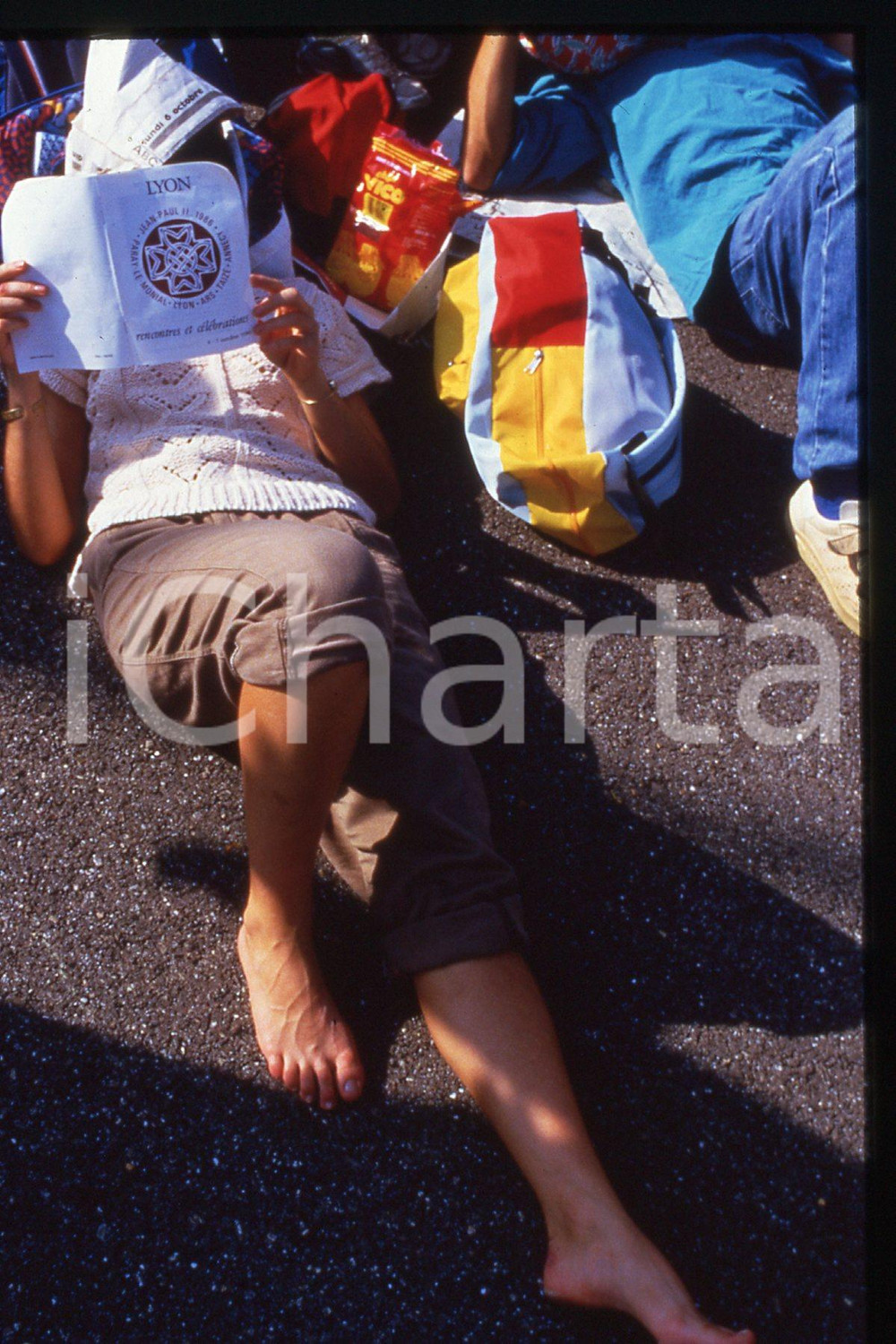 35mm vintage slide* 1986 LYON People waiting for Giovanni Paolo II  Diapositiva d'epoca, in formato 35 mm.CONDIZIONI: GOODE' severamente vietata la riproduzione. Tutti i diritti sono riservati.Nella diapositiva ICharta mette in vendita, sul negozio eBay e in esclusiva sul sito "icharta" il proprio archivio composto da numerose diapositive e negativi fotografici d'epoca, tutti originali e autentici, che attraversano la storia del costume italiano tra gli la fine degli anni Sessanta e Novanta.Si tratta di uno sguardo inedito sull'attualit&agrave;, la politica, la vita quotidiana, il gossip e la cultura, che fotografa il cambiamento della nazione in quest'ultimo scorcio del XX secolo. Un'occasione unica per il mercato del collezionismo, che vede finalmente disponibile un archivio eccezionale per vastit&agrave;, tematiche e condizioni, in un settore (il negativo fotografico e la diapositiva) di assoluta novit&agrave; e dalle interessanti prospettive di investimento.  FAIR/discreto   originale e autentica 1
