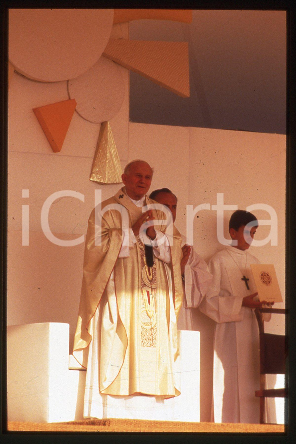 35mm vintage slide* 1986 LYON - FRANCE Papa Giovanni Paolo II (18)  Diapositiva d'epoca, in formato 35 mm.CONDIZIONI: GOODE' severamente vietata la riproduzione. Tutti i diritti sono riservati.Nella diapositiva ICharta mette in vendita, sul negozio eBay e in esclusiva sul sito "icharta" il proprio archivio composto da numerose diapositive e negativi fotografici d'epoca, tutti originali e autentici, che attraversano la storia del costume italiano tra gli la fine degli anni Sessanta e Novanta.Si tratta di uno sguardo inedito sull'attualit&agrave;, la politica, la vita quotidiana, il gossip e la cultura, che fotografa il cambiamento della nazione in quest'ultimo scorcio del XX secolo. Un'occasione unica per il mercato del collezionismo, che vede finalmente disponibile un archivio eccezionale per vastit&agrave;, tematiche e condizioni, in un settore (il negativo fotografico e la diapositiva) di assoluta novit&agrave; e dalle interessanti prospettive di investimento.   FAIR/discreto   originale e autentica 1