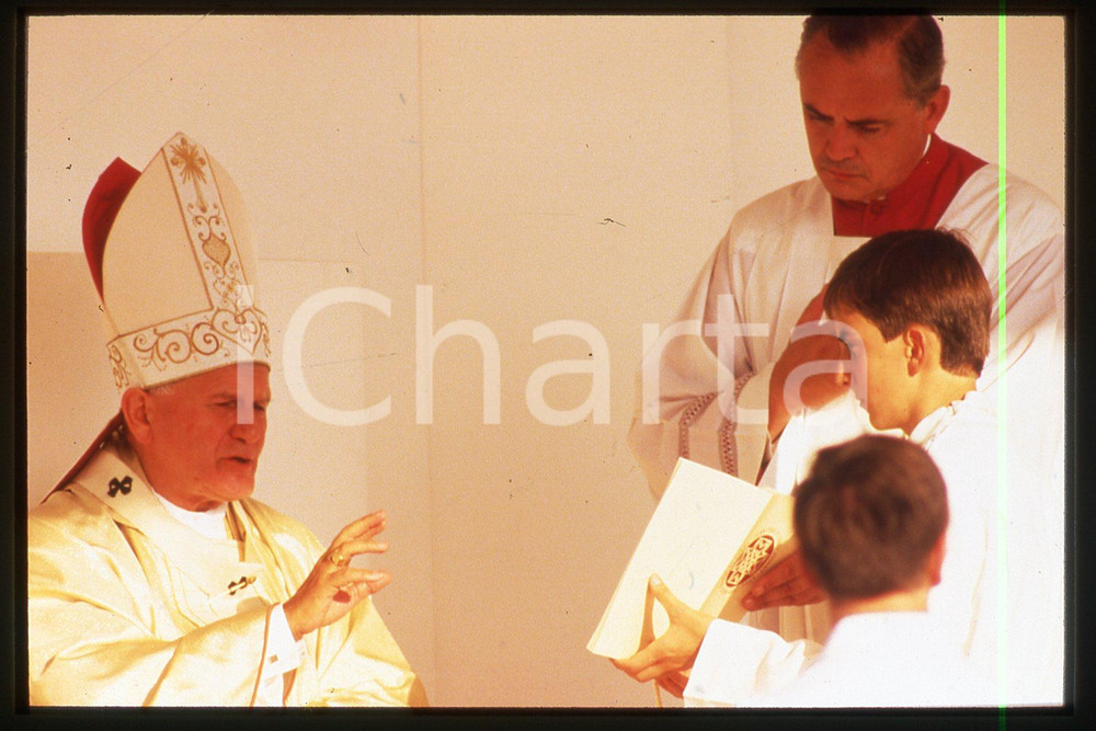 35mm vintage slide* 1986 LYON - FRANCE Giovanni Paolo II (19)  Diapositiva d'epoca, in formato 35 mm.CONDIZIONI: GOODE' severamente vietata la riproduzione. Tutti i diritti sono riservati.Nella diapositiva ICharta mette in vendita, sul negozio eBay e in esclusiva sul sito "icharta" il proprio archivio composto da numerose diapositive e negativi fotografici d'epoca, tutti originali e autentici, che attraversano la storia del costume italiano tra gli la fine degli anni Sessanta e Novanta.Si tratta di uno sguardo inedito sull'attualit&agrave;, la politica, la vita quotidiana, il gossip e la cultura, che fotografa il cambiamento della nazione in quest'ultimo scorcio del XX secolo. Un'occasione unica per il mercato del collezionismo, che vede finalmente disponibile un archivio eccezionale per vastit&agrave;, tematiche e condizioni, in un settore (il negativo fotografico e la diapositiva) di assoluta novit&agrave; e dalle interessanti prospettive di investimento.  FAIR/discreto   originale e autentica 1