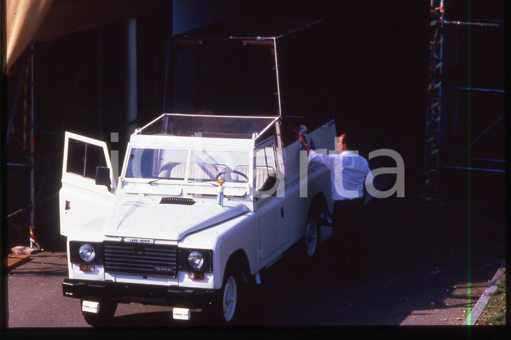 35mm vintage slide* 1986 LYON Popemobile for Giovanni Paolo II  Diapositiva d'epoca, in formato 35 mm.CONDIZIONI: GOODE' severamente vietata la riproduzione. Tutti i diritti sono riservati.Nella diapositiva ICharta mette in vendita, sul negozio eBay e in esclusiva sul sito "icharta" il proprio archivio composto da numerose diapositive e negativi fotografici d'epoca, tutti originali e autentici, che attraversano la storia del costume italiano tra gli la fine degli anni Sessanta e Novanta.Si tratta di uno sguardo inedito sull'attualit&agrave;, la politica, la vita quotidiana, il gossip e la cultura, che fotografa il cambiamento della nazione in quest'ultimo scorcio del XX secolo. Un'occasione unica per il mercato del collezionismo, che vede finalmente disponibile un archivio eccezionale per vastit&agrave;, tematiche e condizioni, in un settore (il negativo fotografico e la diapositiva) di assoluta novit&agrave; e dalle interessanti prospettive di investimento.  FAIR/discreto   originale e autentica 1