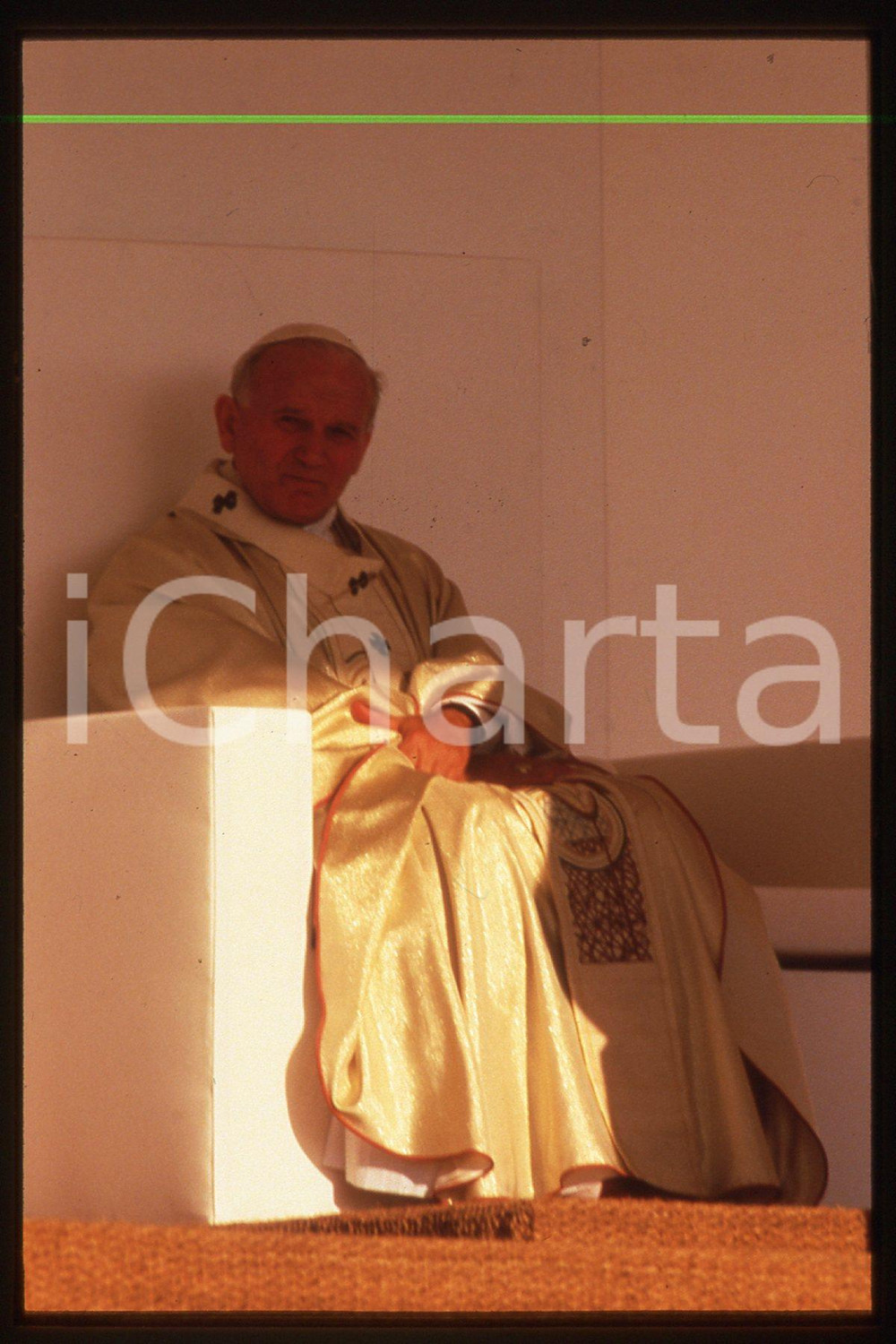 35mm vintage slide* 1986 LYON - FRANCE Giovanni Paolo II (20)  Diapositiva d'epoca, in formato 35 mm.CONDIZIONI: GOODE' severamente vietata la riproduzione. Tutti i diritti sono riservati.Nella diapositiva ICharta mette in vendita, sul negozio eBay e in esclusiva sul sito "icharta" il proprio archivio composto da numerose diapositive e negativi fotografici d'epoca, tutti originali e autentici, che attraversano la storia del costume italiano tra gli la fine degli anni Sessanta e Novanta.Si tratta di uno sguardo inedito sull'attualit&agrave;, la politica, la vita quotidiana, il gossip e la cultura, che fotografa il cambiamento della nazione in quest'ultimo scorcio del XX secolo. Un'occasione unica per il mercato del collezionismo, che vede finalmente disponibile un archivio eccezionale per vastit&agrave;, tematiche e condizioni, in un settore (il negativo fotografico e la diapositiva) di assoluta novit&agrave; e dalle interessanti prospettive di investimento.  FAIR/discreto   originale e autentica 1