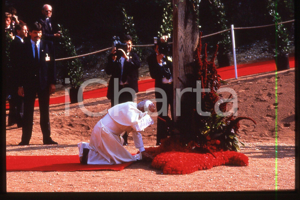 35mm vintage slide* 1986 LYON - FRANCE Giovanni Paolo II (23)  Diapositiva d'epoca, in formato 35 mm.CONDIZIONI: GOODE' severamente vietata la riproduzione. Tutti i diritti sono riservati.Nella diapositiva ICharta mette in vendita, sul negozio eBay e in esclusiva sul sito "icharta" il proprio archivio composto da numerose diapositive e negativi fotografici d'epoca, tutti originali e autentici, che attraversano la storia del costume italiano tra gli la fine degli anni Sessanta e Novanta.Si tratta di uno sguardo inedito sull'attualit&agrave;, la politica, la vita quotidiana, il gossip e la cultura, che fotografa il cambiamento della nazione in quest'ultimo scorcio del XX secolo. Un'occasione unica per il mercato del collezionismo, che vede finalmente disponibile un archivio eccezionale per vastit&agrave;, tematiche e condizioni, in un settore (il negativo fotografico e la diapositiva) di assoluta novit&agrave; e dalle interessanti prospettive di investimento.  FAIR/discreto   originale e autentica 1
