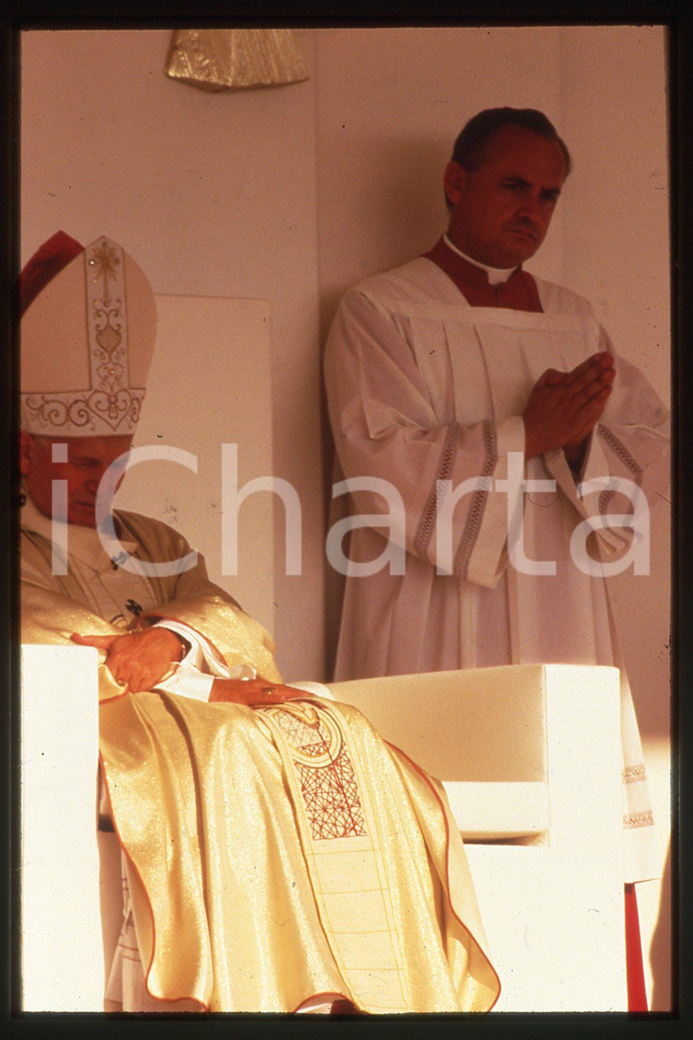 35mm vintage slide* 1986 LYON - FRANCE Giovanni Paolo II (25)  Diapositiva d'epoca, in formato 35 mm.CONDIZIONI: GOODE' severamente vietata la riproduzione. Tutti i diritti sono riservati.Nella diapositiva ICharta mette in vendita, sul negozio eBay e in esclusiva sul sito "icharta" il proprio archivio composto da numerose diapositive e negativi fotografici d'epoca, tutti originali e autentici, che attraversano la storia del costume italiano tra gli la fine degli anni Sessanta e Novanta.Si tratta di uno sguardo inedito sull'attualit&agrave;, la politica, la vita quotidiana, il gossip e la cultura, che fotografa il cambiamento della nazione in quest'ultimo scorcio del XX secolo. Un'occasione unica per il mercato del collezionismo, che vede finalmente disponibile un archivio eccezionale per vastit&agrave;, tematiche e condizioni, in un settore (il negativo fotografico e la diapositiva) di assoluta novit&agrave; e dalle interessanti prospettive di investimento.  FAIR/discreto   originale e autentica 1