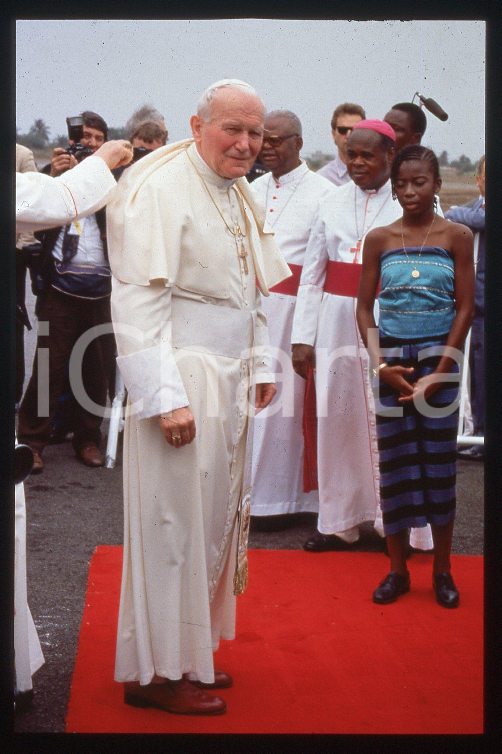 35mm vintage slide*1993 BENIN Giovanni Paolo II, mass in the municipal stadium-3  Diapositiva d'epoca, in formato 35 mm.CONDIZIONI: GOODE' severamente vietata la riproduzione. Tutti i diritti sono riservati.Nella diapositiva ICharta mette in vendita, sul negozio eBay e in esclusiva sul sito "icharta" il proprio archivio composto da numerose diapositive e negativi fotografici d'epoca, tutti originali e autentici, che attraversano la storia del costume italiano tra gli la fine degli anni Sessanta e Novanta.Si tratta di uno sguardo inedito sull'attualit&agrave;, la politica, la vita quotidiana, il gossip e la cultura, che fotografa il cambiamento della nazione in quest'ultimo scorcio del XX secolo. Un'occasione unica per il mercato del collezionismo, che vede finalmente disponibile un archivio eccezionale per vastit&agrave;, tematiche e condizioni, in un settore (il negativo fotografico e la diapositiva) di assoluta novit&agrave; e dalle interessanti prospettive di investimento.  FAIR/discreto   originale e autentica 1