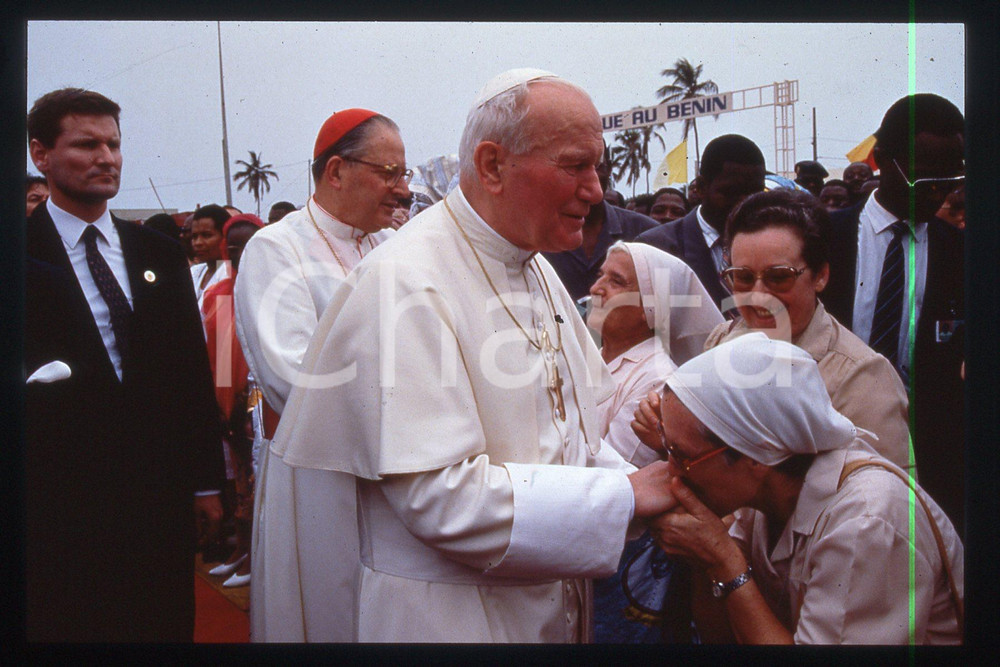 35mm vintage slide*1993 BENIN Giovanni Paolo II, mass in the municipal stadium-4  Diapositiva d'epoca, in formato 35 mm.CONDIZIONI: GOODE' severamente vietata la riproduzione. Tutti i diritti sono riservati.Nella diapositiva ICharta mette in vendita, sul negozio eBay e in esclusiva sul sito "icharta" il proprio archivio composto da numerose diapositive e negativi fotografici d'epoca, tutti originali e autentici, che attraversano la storia del costume italiano tra gli la fine degli anni Sessanta e Novanta.Si tratta di uno sguardo inedito sull'attualit&agrave;, la politica, la vita quotidiana, il gossip e la cultura, che fotografa il cambiamento della nazione in quest'ultimo scorcio del XX secolo. Un'occasione unica per il mercato del collezionismo, che vede finalmente disponibile un archivio eccezionale per vastit&agrave;, tematiche e condizioni, in un settore (il negativo fotografico e la diapositiva) di assoluta novit&agrave; e dalle interessanti prospettive di investimento.  FAIR/discreto   originale e autentica 1