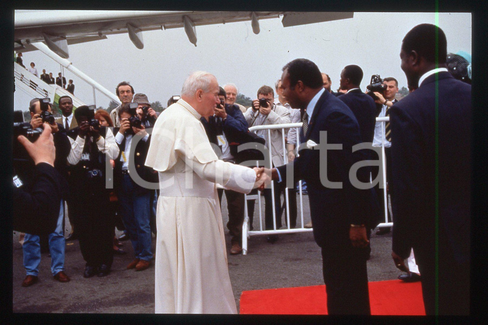 35mm vintage slide*1993 BENIN Giovanni Paolo II, welcome ceremony  Diapositiva d'epoca, in formato 35 mm.CONDIZIONI: GOODE' severamente vietata la riproduzione. Tutti i diritti sono riservati.Nella diapositiva ICharta mette in vendita, sul negozio eBay e in esclusiva sul sito "icharta" il proprio archivio composto da numerose diapositive e negativi fotografici d'epoca, tutti originali e autentici, che attraversano la storia del costume italiano tra gli la fine degli anni Sessanta e Novanta.Si tratta di uno sguardo inedito sull'attualit&agrave;, la politica, la vita quotidiana, il gossip e la cultura, che fotografa il cambiamento della nazione in quest'ultimo scorcio del XX secolo. Un'occasione unica per il mercato del collezionismo, che vede finalmente disponibile un archivio eccezionale per vastit&agrave;, tematiche e condizioni, in un settore (il negativo fotografico e la diapositiva) di assoluta novit&agrave; e dalle interessanti prospettive di investimento.  FAIR/discreto   originale e autentica 1