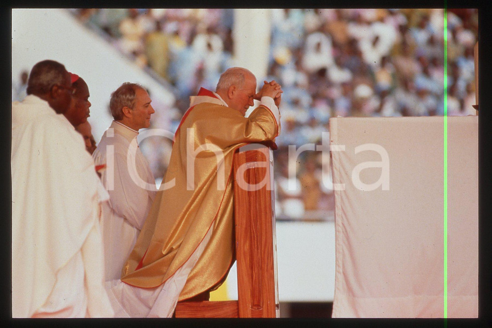 35mm vintage slide*1993 BENIN Giovanni Paolo II, mass in the municipal stadium-6  Diapositiva d'epoca, in formato 35 mm.CONDIZIONI: GOODE' severamente vietata la riproduzione. Tutti i diritti sono riservati.Nella diapositiva ICharta mette in vendita, sul negozio eBay e in esclusiva sul sito "icharta" il proprio archivio composto da numerose diapositive e negativi fotografici d'epoca, tutti originali e autentici, che attraversano la storia del costume italiano tra gli la fine degli anni Sessanta e Novanta.Si tratta di uno sguardo inedito sull'attualit&agrave;, la politica, la vita quotidiana, il gossip e la cultura, che fotografa il cambiamento della nazione in quest'ultimo scorcio del XX secolo. Un'occasione unica per il mercato del collezionismo, che vede finalmente disponibile un archivio eccezionale per vastit&agrave;, tematiche e condizioni, in un settore (il negativo fotografico e la diapositiva) di assoluta novit&agrave; e dalle interessanti prospettive di investimento.  FAIR/discreto   originale e autentica 1