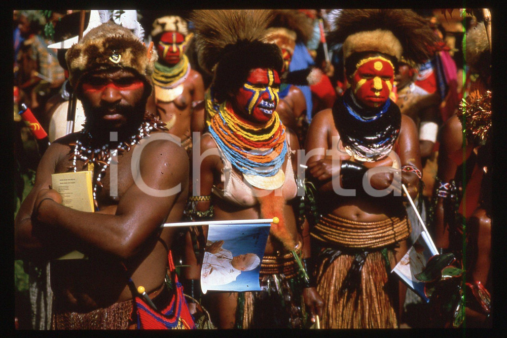 35mm vintage slide* 1984 New Guinea, Giovanni Paolo II, people  Diapositiva d'epoca, in formato 35 mm.CONDIZIONI: GOODE' severamente vietata la riproduzione. Tutti i diritti sono riservati.Nella diapositiva ICharta mette in vendita, sul negozio eBay e in esclusiva sul sito "icharta" il proprio archivio composto da numerose diapositive e negativi fotografici d'epoca, tutti originali e autentici, che attraversano la storia del costume italiano tra gli la fine degli anni Sessanta e Novanta.Si tratta di uno sguardo inedito sull'attualit&agrave;, la politica, la vita quotidiana, il gossip e la cultura, che fotografa il cambiamento della nazione in quest'ultimo scorcio del XX secolo. Un'occasione unica per il mercato del collezionismo, che vede finalmente disponibile un archivio eccezionale per vastit&agrave;, tematiche e condizioni, in un settore (il negativo fotografico e la diapositiva) di assoluta novit&agrave; e dalle interessanti prospettive di investimento.  FAIR/discreto   originale e autentica 1
