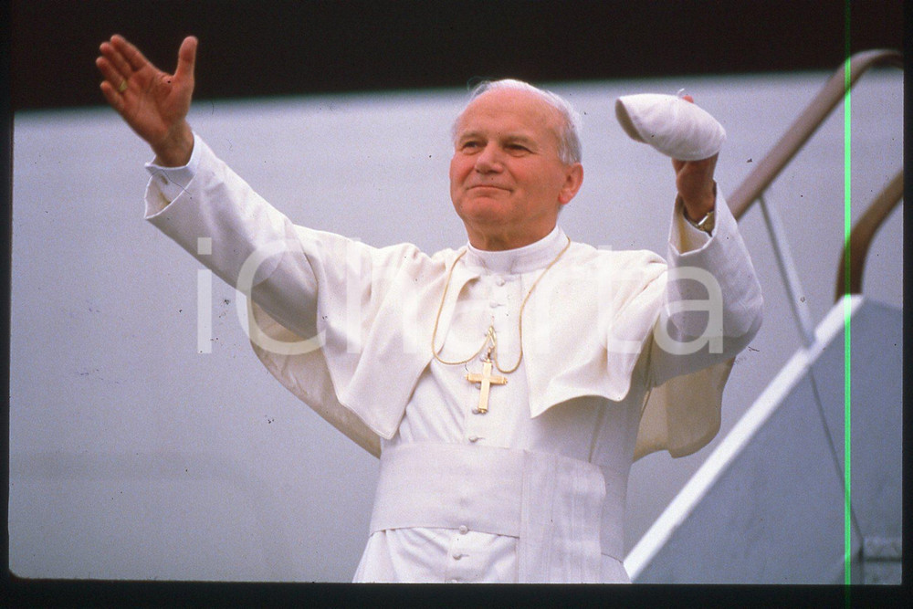 35mm vintage slide* 1984 New Guinea, Airport, Giovanni Paolo II  Diapositiva d'epoca, in formato 35 mm.CONDIZIONI: GOODE' severamente vietata la riproduzione. Tutti i diritti sono riservati.Nella diapositiva ICharta mette in vendita, sul negozio eBay e in esclusiva sul sito "icharta" il proprio archivio composto da numerose diapositive e negativi fotografici d'epoca, tutti originali e autentici, che attraversano la storia del costume italiano tra gli la fine degli anni Sessanta e Novanta.Si tratta di uno sguardo inedito sull'attualit&agrave;, la politica, la vita quotidiana, il gossip e la cultura, che fotografa il cambiamento della nazione in quest'ultimo scorcio del XX secolo. Un'occasione unica per il mercato del collezionismo, che vede finalmente disponibile un archivio eccezionale per vastit&agrave;, tematiche e condizioni, in un settore (il negativo fotografico e la diapositiva) di assoluta novit&agrave; e dalle interessanti prospettive di investimento.  FAIR/discreto   originale e autentica 1