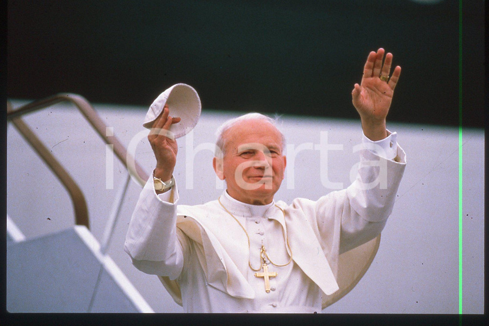 35mm vintage slide* 1984 New Guinea, Airport, Giovanni Paolo II (2)  Diapositiva d'epoca, in formato 35 mm.CONDIZIONI: GOODE' severamente vietata la riproduzione. Tutti i diritti sono riservati.Nella diapositiva ICharta mette in vendita, sul negozio eBay e in esclusiva sul sito "icharta" il proprio archivio composto da numerose diapositive e negativi fotografici d'epoca, tutti originali e autentici, che attraversano la storia del costume italiano tra gli la fine degli anni Sessanta e Novanta.Si tratta di uno sguardo inedito sull'attualit&agrave;, la politica, la vita quotidiana, il gossip e la cultura, che fotografa il cambiamento della nazione in quest'ultimo scorcio del XX secolo. Un'occasione unica per il mercato del collezionismo, che vede finalmente disponibile un archivio eccezionale per vastit&agrave;, tematiche e condizioni, in un settore (il negativo fotografico e la diapositiva) di assoluta novit&agrave; e dalle interessanti prospettive di investimento.  FAIR/discreto   originale e autentica 1