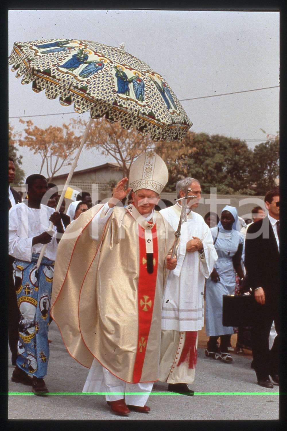 35mm vintage slide*1993 BENIN, Giovanni Paolo II, mass in the municipal stadium  Diapositiva d'epoca, in formato 35 mm.CONDIZIONI: GOODE' severamente vietata la riproduzione. Tutti i diritti sono riservati.Nella diapositiva ICharta mette in vendita, sul negozio eBay e in esclusiva sul sito "icharta" il proprio archivio composto da numerose diapositive e negativi fotografici d'epoca, tutti originali e autentici, che attraversano la storia del costume italiano tra gli la fine degli anni Sessanta e Novanta.Si tratta di uno sguardo inedito sull'attualit&agrave;, la politica, la vita quotidiana, il gossip e la cultura, che fotografa il cambiamento della nazione in quest'ultimo scorcio del XX secolo. Un'occasione unica per il mercato del collezionismo, che vede finalmente disponibile un archivio eccezionale per vastit&agrave;, tematiche e condizioni, in un settore (il negativo fotografico e la diapositiva) di assoluta novit&agrave; e dalle interessanti prospettive di investimento.  FAIR/discreto   originale e autentica 1