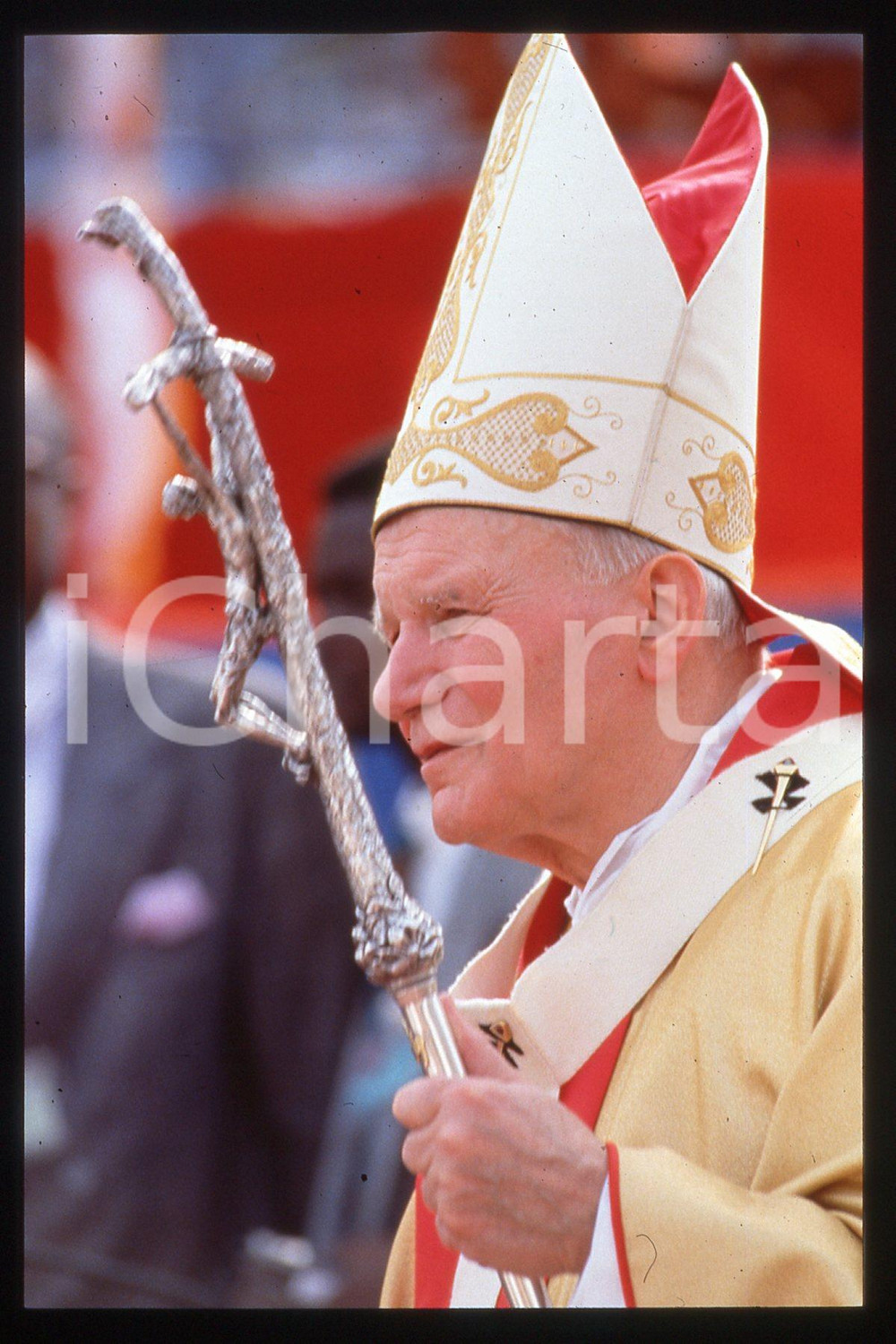 35mm vintage slide*1993 BENIN Giovanni Paolo II, mass in the municipal stadium-2  Diapositiva d'epoca, in formato 35 mm.CONDIZIONI: GOODE' severamente vietata la riproduzione. Tutti i diritti sono riservati.Nella diapositiva ICharta mette in vendita, sul negozio eBay e in esclusiva sul sito "icharta" il proprio archivio composto da numerose diapositive e negativi fotografici d'epoca, tutti originali e autentici, che attraversano la storia del costume italiano tra gli la fine degli anni Sessanta e Novanta.Si tratta di uno sguardo inedito sull'attualit&agrave;, la politica, la vita quotidiana, il gossip e la cultura, che fotografa il cambiamento della nazione in quest'ultimo scorcio del XX secolo. Un'occasione unica per il mercato del collezionismo, che vede finalmente disponibile un archivio eccezionale per vastit&agrave;, tematiche e condizioni, in un settore (il negativo fotografico e la diapositiva) di assoluta novit&agrave; e dalle interessanti prospettive di investimento.  FAIR/discreto   originale e autentica 1