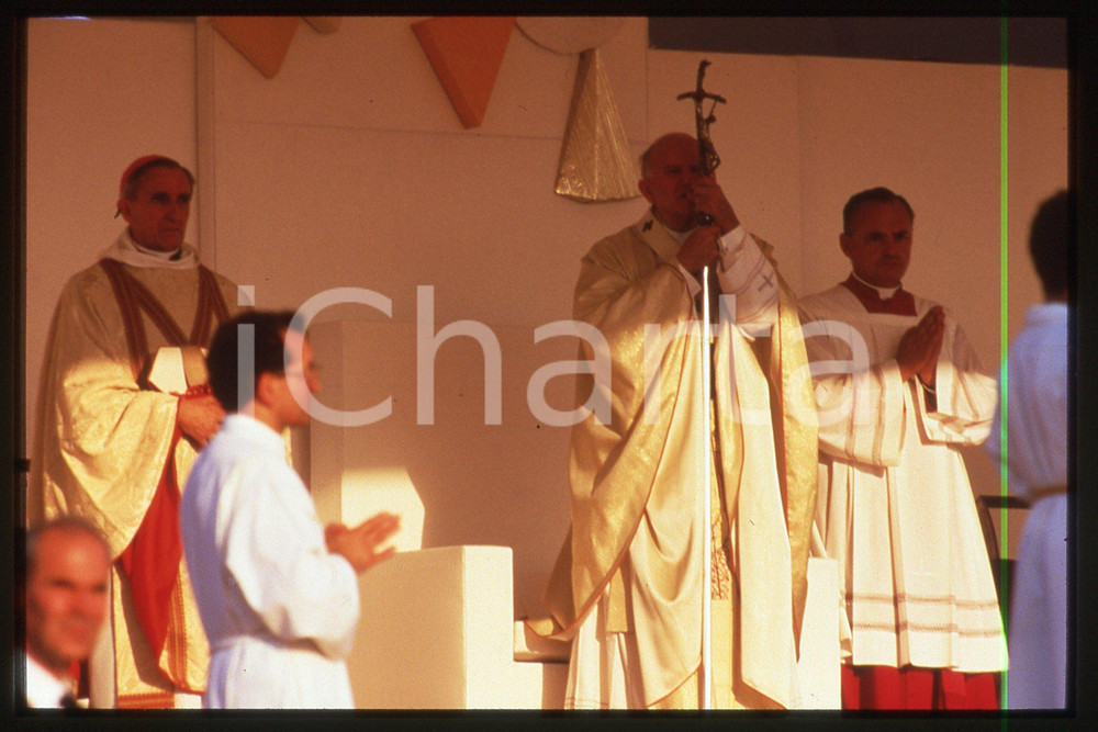 35mm vintage slide* 1986 LYON (FRANCE) Giovanni Paolo II (14)  Diapositiva d'epoca, in formato 35 mm.CONDIZIONI: GOODE' severamente vietata la riproduzione. Tutti i diritti sono riservati.Nella diapositiva ICharta mette in vendita, sul negozio eBay e in esclusiva sul sito "icharta" il proprio archivio composto da numerose diapositive e negativi fotografici d'epoca, tutti originali e autentici, che attraversano la storia del costume italiano tra gli la fine degli anni Sessanta e Novanta.Si tratta di uno sguardo inedito sull'attualit&agrave;, la politica, la vita quotidiana, il gossip e la cultura, che fotografa il cambiamento della nazione in quest'ultimo scorcio del XX secolo. Un'occasione unica per il mercato del collezionismo, che vede finalmente disponibile un archivio eccezionale per vastit&agrave;, tematiche e condizioni, in un settore (il negativo fotografico e la diapositiva) di assoluta novit&agrave; e dalle interessanti prospettive di investimento.   FAIR/discreto   originale e autentica 1