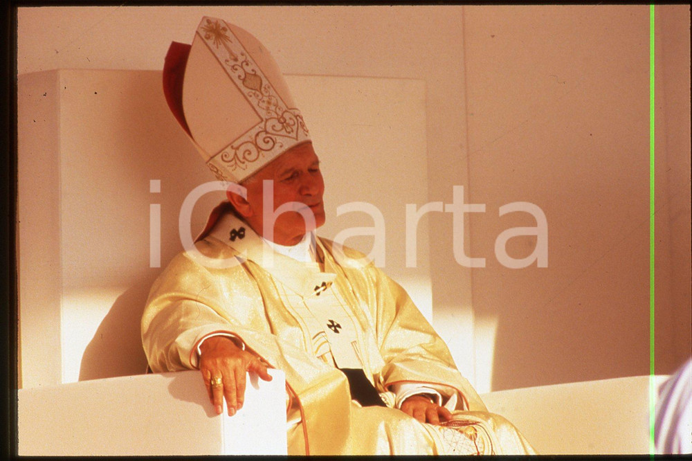 35mm vintage slide *1986 LYON - FRANCE Giovanni Paolo II (15)  Diapositiva d'epoca, in formato 35 mm.E' severamente vietata la riproduzione. Tutti i diritti sono riservati.ICharta mette in vendita, sul negozio eBay e in esclusiva sul sito "icharta" il proprio archivio composto da numerose diapositive e negativi fotografici d'epoca, tutti originali e autentici, che attraversano la storia del costume tra la fine degli anni Sessanta e Novanta.Si tratta di uno sguardo inedito sull'attualità, la politica, la vita quotidiana, il gossip e la cultura, che fotografa il cambiamento della nazione in quest'ultimo scorcio del XX secolo. Un'occasione unica per il mercato del collezionismo, che vede finalmente disponibile un archivio eccezionale per vastità, tematiche e condizioni, in un settore (il negativo fotografico e la diapositiva) di assoluta novità e dalle interessanti prospettive di investimento.  GOOD/buono   originale e autentica 1