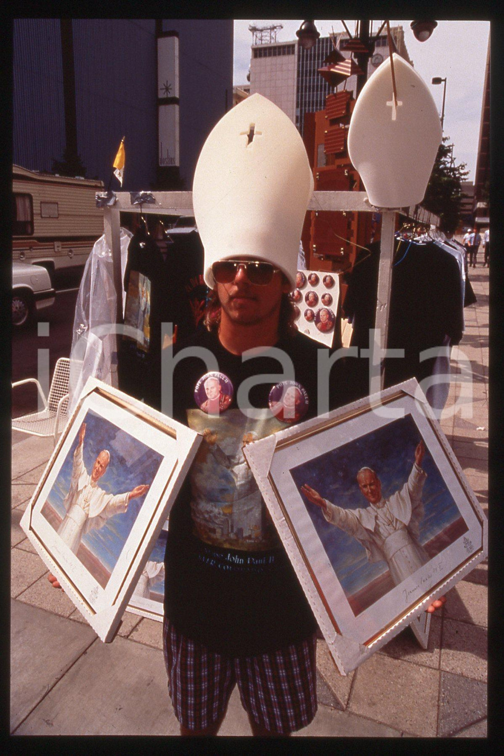 35mm vintage slide* 1993 Denver, souvenirs for visit of GIOVANNI PAOLO II  Diapositiva d'epoca, in formato 35 mm.CONDIZIONI: GOODE' severamente vietata la riproduzione. Tutti i diritti sono riservati.Nella diapositiva ICharta mette in vendita, sul negozio eBay e in esclusiva sul sito "icharta" il proprio archivio composto da numerose diapositive e negativi fotografici d'epoca, tutti originali e autentici, che attraversano la storia del costume italiano tra gli la fine degli anni Sessanta e Novanta.Si tratta di uno sguardo inedito sull'attualit&agrave;, la politica, la vita quotidiana, il gossip e la cultura, che fotografa il cambiamento della nazione in quest'ultimo scorcio del XX secolo. Un'occasione unica per il mercato del collezionismo, che vede finalmente disponibile un archivio eccezionale per vastit&agrave;, tematiche e condizioni, in un settore (il negativo fotografico e la diapositiva) di assoluta novit&agrave; e dalle interessanti prospettive di investimento.  FAIR/discreto   originale e autentica 1