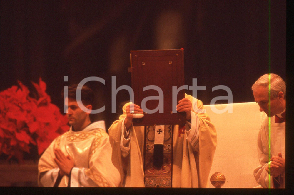 35mm vintage slide* 1994, Italy, Rome, Christmas mass, GIOVANNI PAOLO II  Diapositiva d'epoca, in formato 35 mm.CONDIZIONI: GOODE' severamente vietata la riproduzione. Tutti i diritti sono riservati.Nella diapositiva ICharta mette in vendita, sul negozio eBay e in esclusiva sul sito "icharta" il proprio archivio composto da numerose diapositive e negativi fotografici d'epoca, tutti originali e autentici, che attraversano la storia del costume italiano tra gli la fine degli anni Sessanta e Novanta.Si tratta di uno sguardo inedito sull'attualit&agrave;, la politica, la vita quotidiana, il gossip e la cultura, che fotografa il cambiamento della nazione in quest'ultimo scorcio del XX secolo. Un'occasione unica per il mercato del collezionismo, che vede finalmente disponibile un archivio eccezionale per vastit&agrave;, tematiche e condizioni, in un settore (il negativo fotografico e la diapositiva) di assoluta novit&agrave; e dalle interessanti prospettive di investimento.  FAIR/discreto   originale e autentica 1