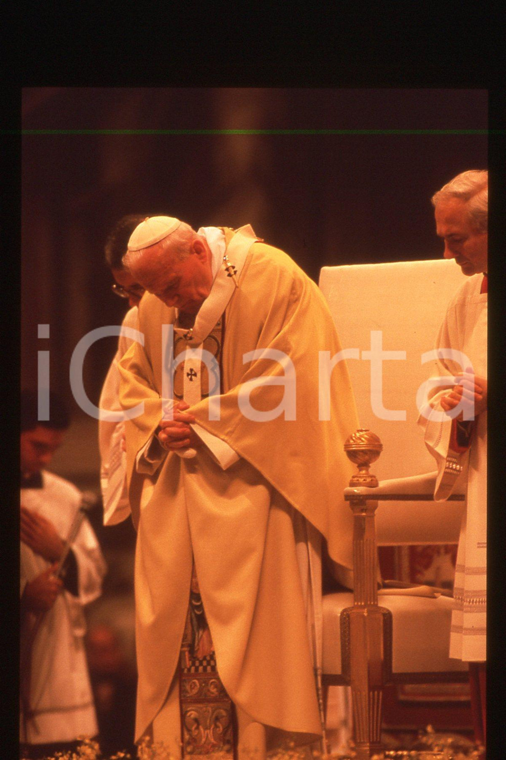 35mm vintage slide* 1994, Italy, Rome, Christmas mass, GIOVANNI PAOLO II (2)  Diapositiva d'epoca, in formato 35 mm.CONDIZIONI: GOODE' severamente vietata la riproduzione. Tutti i diritti sono riservati.Nella diapositiva ICharta mette in vendita, sul negozio eBay e in esclusiva sul sito "icharta" il proprio archivio composto da numerose diapositive e negativi fotografici d'epoca, tutti originali e autentici, che attraversano la storia del costume italiano tra gli la fine degli anni Sessanta e Novanta.Si tratta di uno sguardo inedito sull'attualit&agrave;, la politica, la vita quotidiana, il gossip e la cultura, che fotografa il cambiamento della nazione in quest'ultimo scorcio del XX secolo. Un'occasione unica per il mercato del collezionismo, che vede finalmente disponibile un archivio eccezionale per vastit&agrave;, tematiche e condizioni, in un settore (il negativo fotografico e la diapositiva) di assoluta novit&agrave; e dalle interessanti prospettive di investimento.  FAIR/discreto   originale e autentica 1