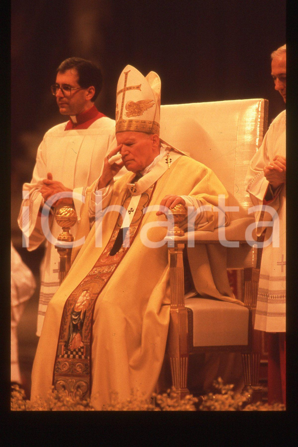 35mm vintage slide* 1994, Italy, Rome, Christmas mass, GIOVANNI PAOLO II (3)  Diapositiva d'epoca, in formato 35 mm.CONDIZIONI: GOODE' severamente vietata la riproduzione. Tutti i diritti sono riservati.Nella diapositiva ICharta mette in vendita, sul negozio eBay e in esclusiva sul sito "icharta" il proprio archivio composto da numerose diapositive e negativi fotografici d'epoca, tutti originali e autentici, che attraversano la storia del costume italiano tra gli la fine degli anni Sessanta e Novanta.Si tratta di uno sguardo inedito sull'attualit&agrave;, la politica, la vita quotidiana, il gossip e la cultura, che fotografa il cambiamento della nazione in quest'ultimo scorcio del XX secolo. Un'occasione unica per il mercato del collezionismo, che vede finalmente disponibile un archivio eccezionale per vastit&agrave;, tematiche e condizioni, in un settore (il negativo fotografico e la diapositiva) di assoluta novit&agrave; e dalle interessanti prospettive di investimento.  FAIR/discreto   originale e autentica 1