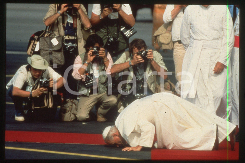 35mm vintage slide* 1982 Ivory Coast, Giovanni Paolo II, facing the Press 2  Diapositiva d'epoca, in formato 35 mm.CONDIZIONI: GOODE' severamente vietata la riproduzione. Tutti i diritti sono riservati.Nella diapositiva ICharta mette in vendita, sul negozio eBay e in esclusiva sul sito "icharta" il proprio archivio composto da numerose diapositive e negativi fotografici d'epoca, tutti originali e autentici, che attraversano la storia del costume italiano tra gli la fine degli anni Sessanta e Novanta.Si tratta di uno sguardo inedito sull'attualit&agrave;, la politica, la vita quotidiana, il gossip e la cultura, che fotografa il cambiamento della nazione in quest'ultimo scorcio del XX secolo. Un'occasione unica per il mercato del collezionismo, che vede finalmente disponibile un archivio eccezionale per vastit&agrave;, tematiche e condizioni, in un settore (il negativo fotografico e la diapositiva) di assoluta novit&agrave; e dalle interessanti prospettive di investimento.  FAIR/discreto   originale e autentica 1
