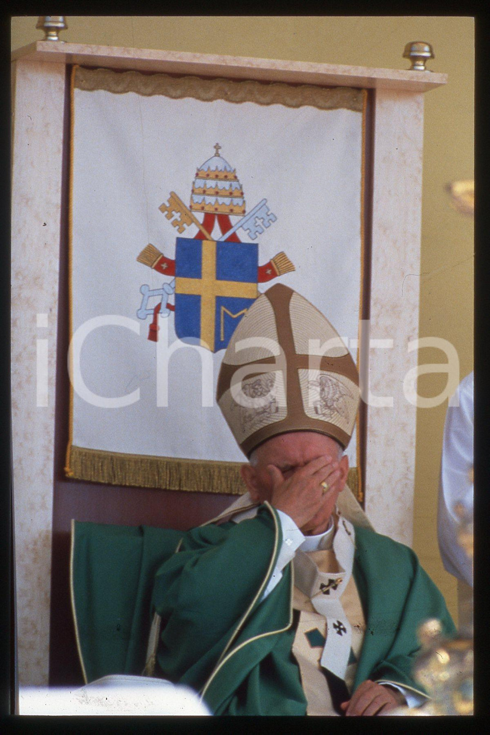 35mm vintage slide* 1994, Zagreb Hippodrome, GIOVANNI PAOLO II, mass  Diapositiva d'epoca, in formato 35 mm.CONDIZIONI: GOODE' severamente vietata la riproduzione. Tutti i diritti sono riservati.Nella diapositiva ICharta mette in vendita, sul negozio eBay e in esclusiva sul sito "icharta" il proprio archivio composto da numerose diapositive e negativi fotografici d'epoca, tutti originali e autentici, che attraversano la storia del costume italiano tra gli la fine degli anni Sessanta e Novanta.Si tratta di uno sguardo inedito sull'attualit&agrave;, la politica, la vita quotidiana, il gossip e la cultura, che fotografa il cambiamento della nazione in quest'ultimo scorcio del XX secolo. Un'occasione unica per il mercato del collezionismo, che vede finalmente disponibile un archivio eccezionale per vastit&agrave;, tematiche e condizioni, in un settore (il negativo fotografico e la diapositiva) di assoluta novit&agrave; e dalle interessanti prospettive di investimento.  FAIR/discreto   originale e autentica 1