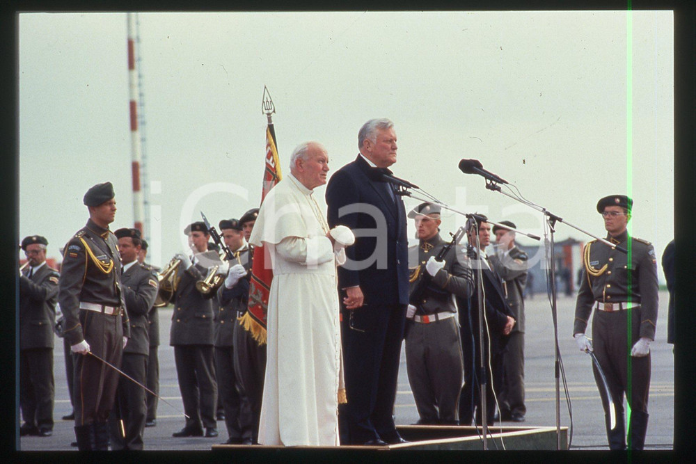 35mm vintage slide* 1993, Vilnius, GIOVANNI PAOLO II and president Brazauskas  Diapositiva d'epoca, in formato 35 mm.CONDIZIONI: GOODE' severamente vietata la riproduzione. Tutti i diritti sono riservati.Nella diapositiva ICharta mette in vendita, sul negozio eBay e in esclusiva sul sito "icharta" il proprio archivio composto da numerose diapositive e negativi fotografici d'epoca, tutti originali e autentici, che attraversano la storia del costume italiano tra gli la fine degli anni Sessanta e Novanta.Si tratta di uno sguardo inedito sull'attualit&agrave;, la politica, la vita quotidiana, il gossip e la cultura, che fotografa il cambiamento della nazione in quest'ultimo scorcio del XX secolo. Un'occasione unica per il mercato del collezionismo, che vede finalmente disponibile un archivio eccezionale per vastit&agrave;, tematiche e condizioni, in un settore (il negativo fotografico e la diapositiva) di assoluta novit&agrave; e dalle interessanti prospettive di investimento.  FAIR/discreto   originale e autentica 1