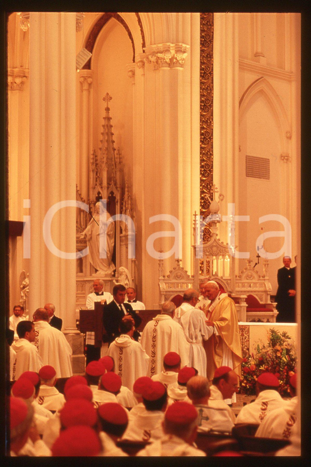 35mm vintage slide*1993 Denver Giovanni Paolo II, mass at immaculate conception  Diapositiva d'epoca, in formato 35 mm.CONDIZIONI: GOODE' severamente vietata la riproduzione. Tutti i diritti sono riservati.Nella diapositiva ICharta mette in vendita, sul negozio eBay e in esclusiva sul sito "icharta" il proprio archivio composto da numerose diapositive e negativi fotografici d'epoca, tutti originali e autentici, che attraversano la storia del costume italiano tra gli la fine degli anni Sessanta e Novanta.Si tratta di uno sguardo inedito sull'attualit&agrave;, la politica, la vita quotidiana, il gossip e la cultura, che fotografa il cambiamento della nazione in quest'ultimo scorcio del XX secolo. Un'occasione unica per il mercato del collezionismo, che vede finalmente disponibile un archivio eccezionale per vastit&agrave;, tematiche e condizioni, in un settore (il negativo fotografico e la diapositiva) di assoluta novit&agrave; e dalle interessanti prospettive di investimento.  FAIR/discreto   originale e autentica 1