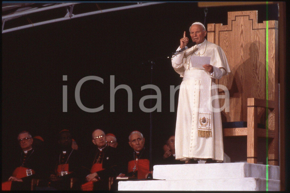 35mm vintage slide*1993 Denver Giovanni Paolo II, youth day, Cherry Creek park-2  Diapositiva d'epoca, in formato 35 mm.CONDIZIONI: GOODE' severamente vietata la riproduzione. Tutti i diritti sono riservati.Nella diapositiva ICharta mette in vendita, sul negozio eBay e in esclusiva sul sito "icharta" il proprio archivio composto da numerose diapositive e negativi fotografici d'epoca, tutti originali e autentici, che attraversano la storia del costume italiano tra gli la fine degli anni Sessanta e Novanta.Si tratta di uno sguardo inedito sull'attualit&agrave;, la politica, la vita quotidiana, il gossip e la cultura, che fotografa il cambiamento della nazione in quest'ultimo scorcio del XX secolo. Un'occasione unica per il mercato del collezionismo, che vede finalmente disponibile un archivio eccezionale per vastit&agrave;, tematiche e condizioni, in un settore (il negativo fotografico e la diapositiva) di assoluta novit&agrave; e dalle interessanti prospettive di investimento.  FAIR/discreto   originale e autentica 1