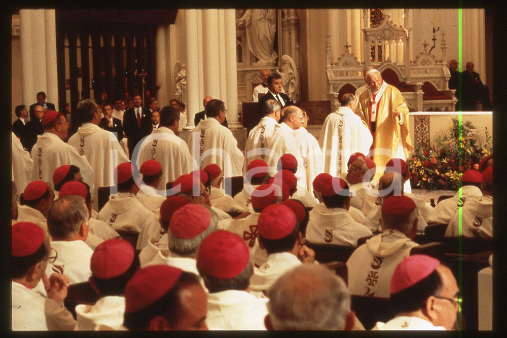 35mm vintage slide *1993 DENVER Papa GIOVANNI PAOLO Messa in cattedrale (2)  Diapositiva originale, in formato 35 mm.E' severamente vietata la riproduzione. Tutti i diritti sono riservati.ICharta mette in vendita, sul negozio eBay e in esclusiva sul sito "icharta" il proprio archivio composto da numerose diapositive e negativi fotografici d'epoca, tutti originali e autentici, che attraversano la storia del costume tra la fine degli anni Sessanta e Novanta.Si tratta di uno sguardo inedito sull'attualità, la politica, la vita quotidiana, il gossip e la cultura, che fotografa il cambiamento della nazione in quest'ultimo scorcio del XX secolo. Un'occasione unica per il mercato del collezionismo, che vede finalmente disponibile un archivio eccezionale per vastità, tematiche e condizioni, in un settore (il negativo fotografico e la diapositiva) di assoluta novità e dalle interessanti prospettive di investimento.   GOOD/buono   originale e autentica 1