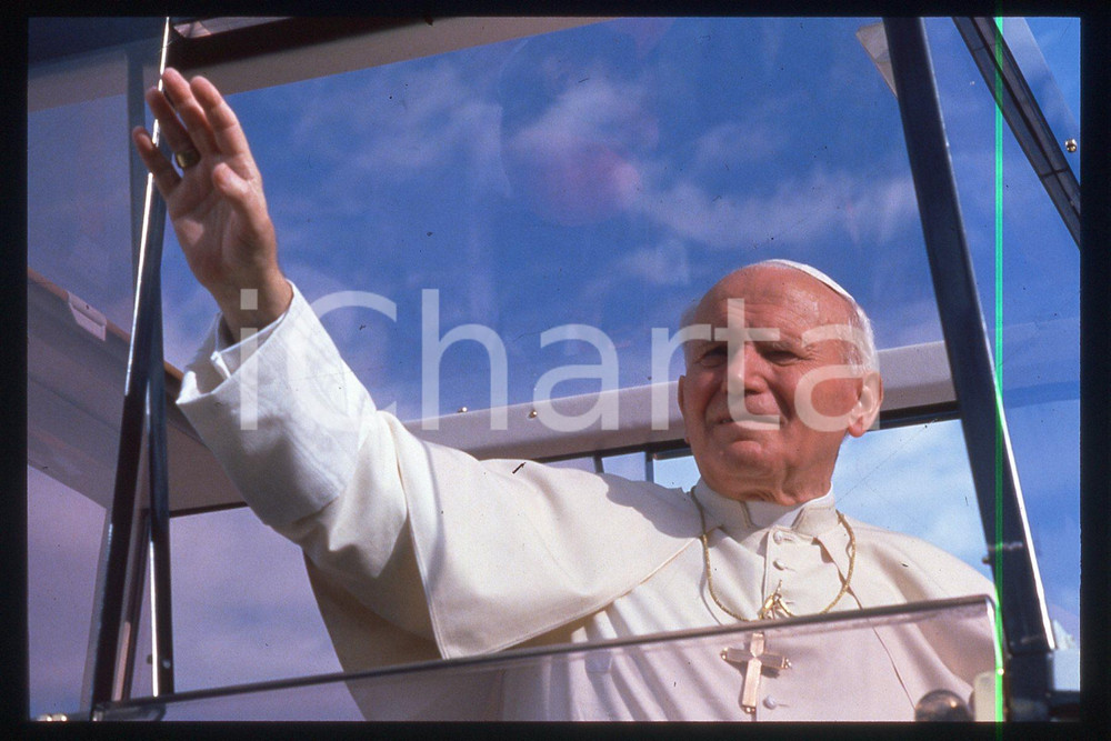35mm vintage slide* 1994, Lecce. GIOVANNI PAOLO II  Diapositiva d'epoca, in formato 35 mm.CONDIZIONI: GOODE' severamente vietata la riproduzione. Tutti i diritti sono riservati.Nella diapositiva ICharta mette in vendita, sul negozio eBay e in esclusiva sul sito "icharta" il proprio archivio composto da numerose diapositive e negativi fotografici d'epoca, tutti originali e autentici, che attraversano la storia del costume italiano tra gli la fine degli anni Sessanta e Novanta.Si tratta di uno sguardo inedito sull'attualit&agrave;, la politica, la vita quotidiana, il gossip e la cultura, che fotografa il cambiamento della nazione in quest'ultimo scorcio del XX secolo. Un'occasione unica per il mercato del collezionismo, che vede finalmente disponibile un archivio eccezionale per vastit&agrave;, tematiche e condizioni, in un settore (il negativo fotografico e la diapositiva) di assoluta novit&agrave; e dalle interessanti prospettive di investimento.  FAIR/discreto   originale e autentica 1