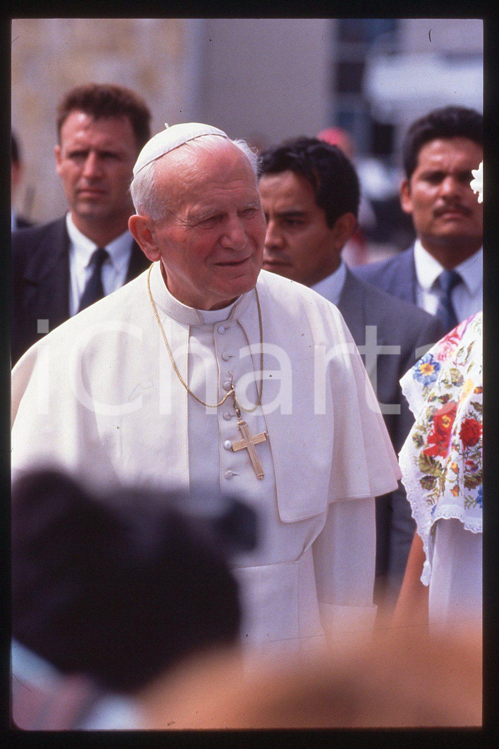 35mm vintage slide* 1993, MEXICO, Yucatan, GIOVANNI PAOLO II  Diapositiva d'epoca, in formato 35 mm.CONDIZIONI: GOODE' severamente vietata la riproduzione. Tutti i diritti sono riservati.Nella diapositiva ICharta mette in vendita, sul negozio eBay e in esclusiva sul sito "icharta" il proprio archivio composto da numerose diapositive e negativi fotografici d'epoca, tutti originali e autentici, che attraversano la storia del costume italiano tra gli la fine degli anni Sessanta e Novanta.Si tratta di uno sguardo inedito sull'attualit&agrave;, la politica, la vita quotidiana, il gossip e la cultura, che fotografa il cambiamento della nazione in quest'ultimo scorcio del XX secolo. Un'occasione unica per il mercato del collezionismo, che vede finalmente disponibile un archivio eccezionale per vastit&agrave;, tematiche e condizioni, in un settore (il negativo fotografico e la diapositiva) di assoluta novit&agrave; e dalle interessanti prospettive di investimento.  FAIR/discreto   originale e autentica 1