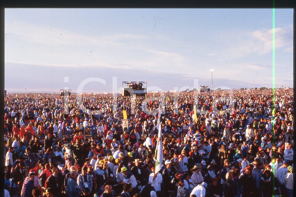 35mm vintage slide*1993 Denver, GIOVANNI PAOLO II, 13 meeting, Cherry Creek park  Diapositiva d'epoca, in formato 35 mm.CONDIZIONI: GOODE' severamente vietata la riproduzione. Tutti i diritti sono riservati.Nella diapositiva ICharta mette in vendita, sul negozio eBay e in esclusiva sul sito "icharta" il proprio archivio composto da numerose diapositive e negativi fotografici d'epoca, tutti originali e autentici, che attraversano la storia del costume italiano tra gli la fine degli anni Sessanta e Novanta.Si tratta di uno sguardo inedito sull'attualit&agrave;, la politica, la vita quotidiana, il gossip e la cultura, che fotografa il cambiamento della nazione in quest'ultimo scorcio del XX secolo. Un'occasione unica per il mercato del collezionismo, che vede finalmente disponibile un archivio eccezionale per vastit&agrave;, tematiche e condizioni, in un settore (il negativo fotografico e la diapositiva) di assoluta novit&agrave; e dalle interessanti prospettive di investimento.  FAIR/discreto   originale e autentica 1