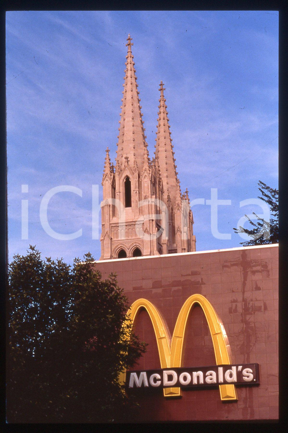 35mm vintage slide*1993 Denver, GIOVANNI PAOLO II, cathedral  Diapositiva d'epoca, in formato 35 mm.CONDIZIONI: GOODE' severamente vietata la riproduzione. Tutti i diritti sono riservati.Nella diapositiva ICharta mette in vendita, sul negozio eBay e in esclusiva sul sito "icharta" il proprio archivio composto da numerose diapositive e negativi fotografici d'epoca, tutti originali e autentici, che attraversano la storia del costume italiano tra gli la fine degli anni Sessanta e Novanta.Si tratta di uno sguardo inedito sull'attualit&agrave;, la politica, la vita quotidiana, il gossip e la cultura, che fotografa il cambiamento della nazione in quest'ultimo scorcio del XX secolo. Un'occasione unica per il mercato del collezionismo, che vede finalmente disponibile un archivio eccezionale per vastit&agrave;, tematiche e condizioni, in un settore (il negativo fotografico e la diapositiva) di assoluta novit&agrave; e dalle interessanti prospettive di investimento.  FAIR/discreto   originale e autentica 1