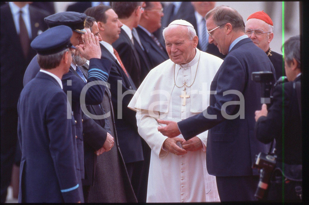 35mm vintage slide*1995 Belgium, GIOVANNI PAOLO II - ALBERT  Diapositiva d'epoca, in formato 35 mm.CONDIZIONI: GOODE' severamente vietata la riproduzione. Tutti i diritti sono riservati.Nella diapositiva ICharta mette in vendita, sul negozio eBay e in esclusiva sul sito "icharta" il proprio archivio composto da numerose diapositive e negativi fotografici d'epoca, tutti originali e autentici, che attraversano la storia del costume italiano tra gli la fine degli anni Sessanta e Novanta.Si tratta di uno sguardo inedito sull'attualit&agrave;, la politica, la vita quotidiana, il gossip e la cultura, che fotografa il cambiamento della nazione in quest'ultimo scorcio del XX secolo. Un'occasione unica per il mercato del collezionismo, che vede finalmente disponibile un archivio eccezionale per vastit&agrave;, tematiche e condizioni, in un settore (il negativo fotografico e la diapositiva) di assoluta novit&agrave; e dalle interessanti prospettive di investimento.  FAIR/discreto   originale e autentica 1