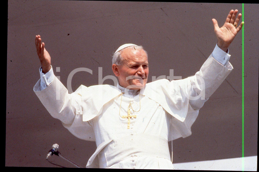 35mm vintage slide* 1995 Belgium, GIOVANNI PAOLO II  Diapositiva d'epoca, in formato 35 mm.CONDIZIONI: GOODE' severamente vietata la riproduzione. Tutti i diritti sono riservati.Nella diapositiva ICharta mette in vendita, sul negozio eBay e in esclusiva sul sito "icharta" il proprio archivio composto da numerose diapositive e negativi fotografici d'epoca, tutti originali e autentici, che attraversano la storia del costume italiano tra gli la fine degli anni Sessanta e Novanta.Si tratta di uno sguardo inedito sull'attualit&agrave;, la politica, la vita quotidiana, il gossip e la cultura, che fotografa il cambiamento della nazione in quest'ultimo scorcio del XX secolo. Un'occasione unica per il mercato del collezionismo, che vede finalmente disponibile un archivio eccezionale per vastit&agrave;, tematiche e condizioni, in un settore (il negativo fotografico e la diapositiva) di assoluta novit&agrave; e dalle interessanti prospettive di investimento.  FAIR/discreto   originale e autentica 1